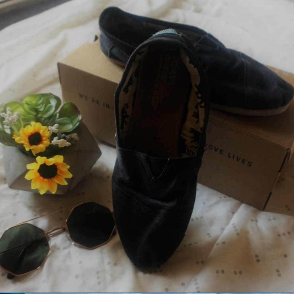 black toms size W 7.5 from toms